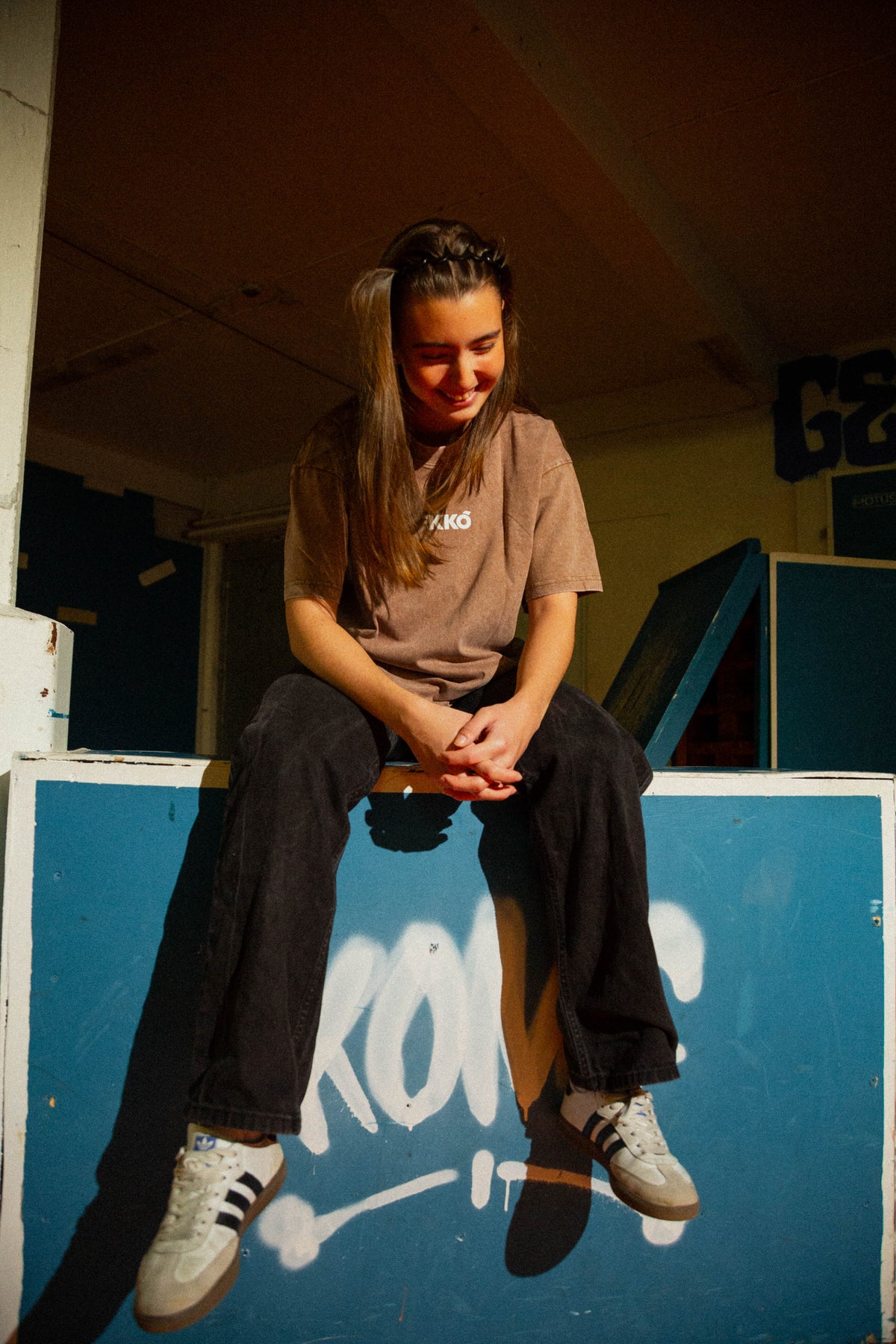 EKKÓ Ltd.Ed. NKH3D oversized tee, brunt — framman, sitandi 4