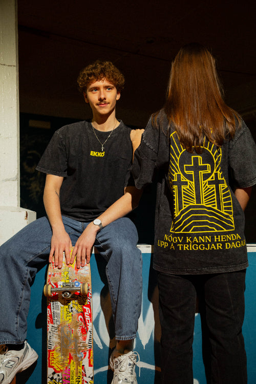 EKKÓ Ltd.Ed. NKH3D oversized tee, svart — aftan og framman saman