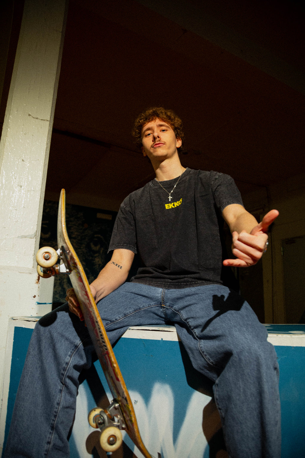 EKKÓ Ltd.Ed. NKH3D oversized tee, svart — framman, sitandi
