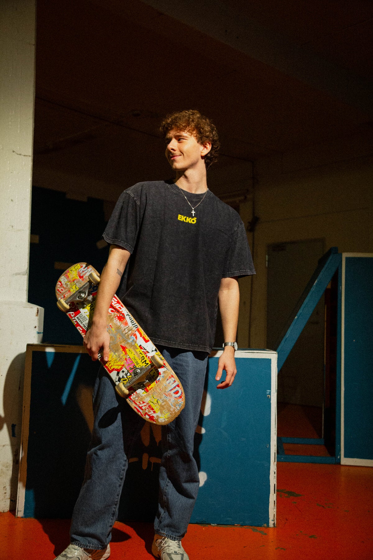 EKKÓ Ltd.Ed. NKH3D oversized tee, svart — framman, stóandi