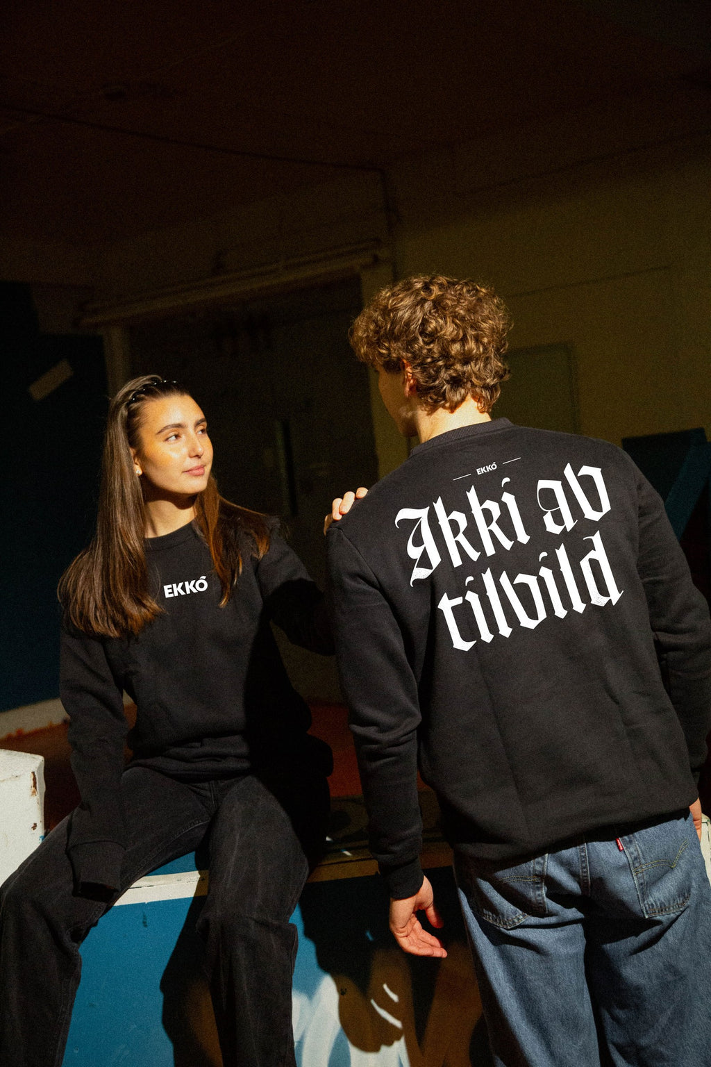 EKKÓ crewneck sweatshirt, svart — aftan, tvey saman, prent "Ikki av tilvild"