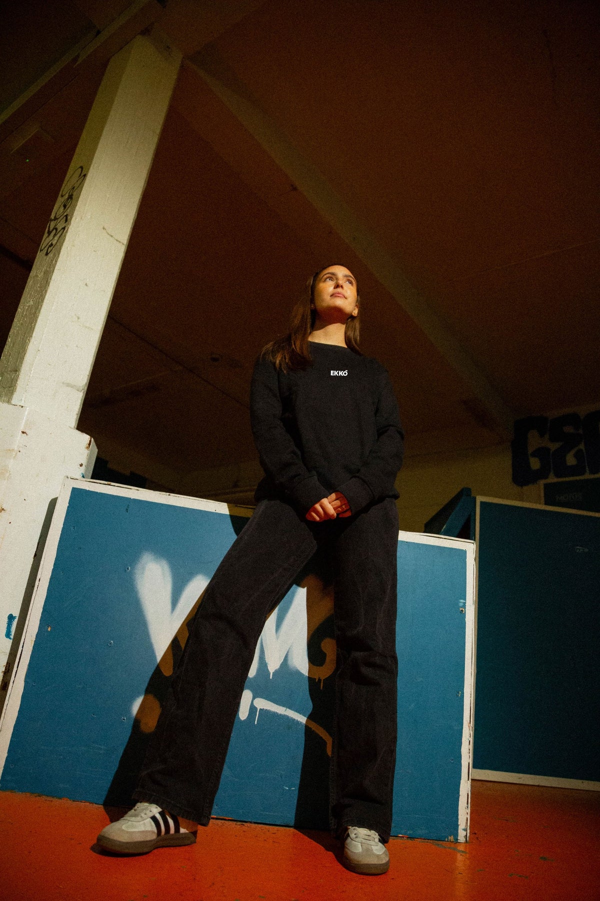 EKKÓ crewneck sweatshirt, svart — framman, sitandi, prent "Ikki av tilvild"