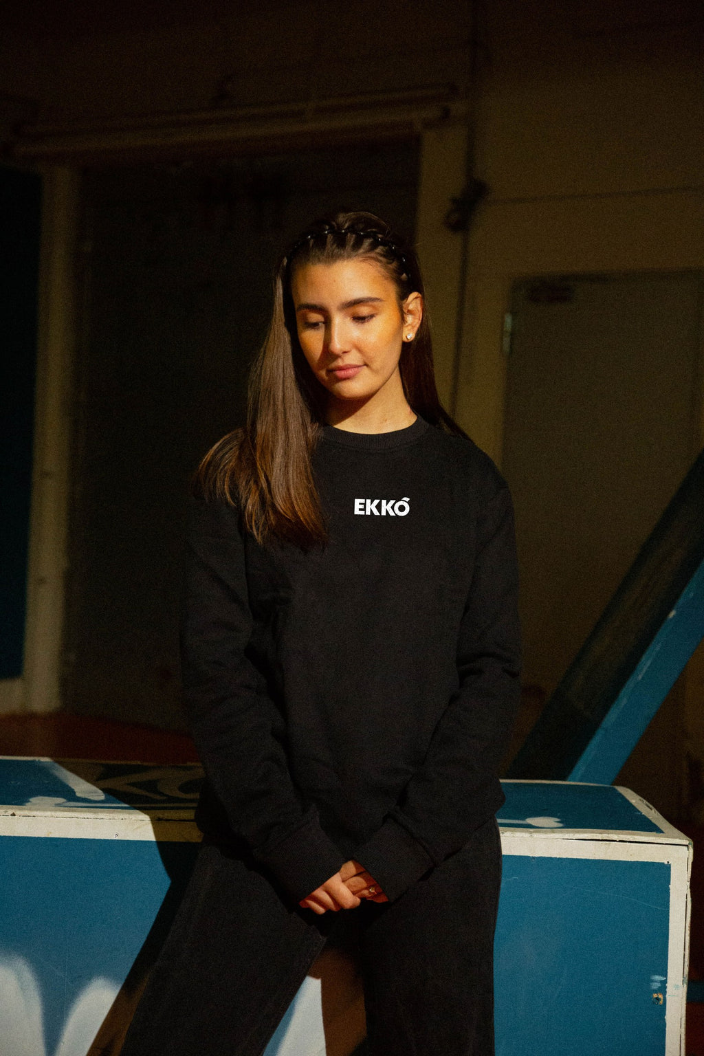 EKKÓ crewneck sweatshirt, svart — framman, nærmynd, prent "Ikki av tilvild"