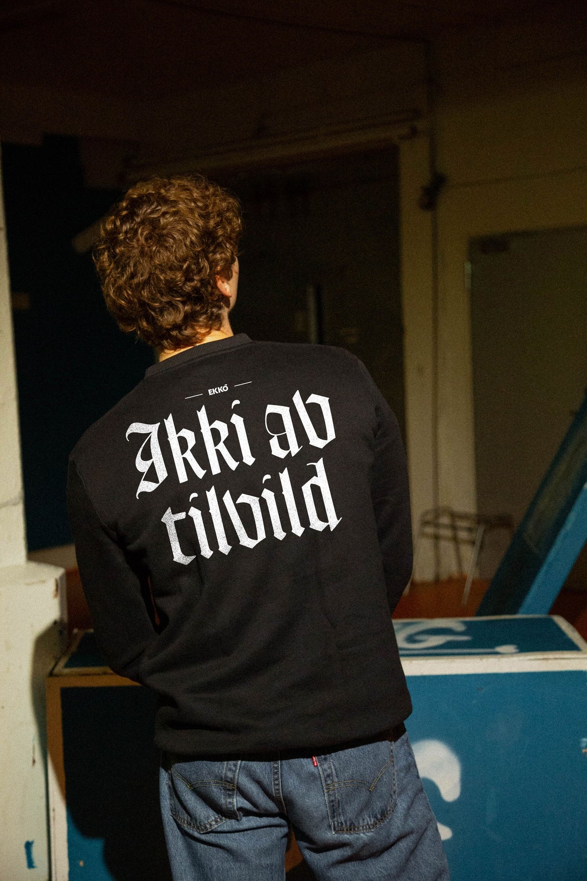 EKKÓ crewneck sweatshirt, svart — aftan, maður, prent "Ikki av tilvild"