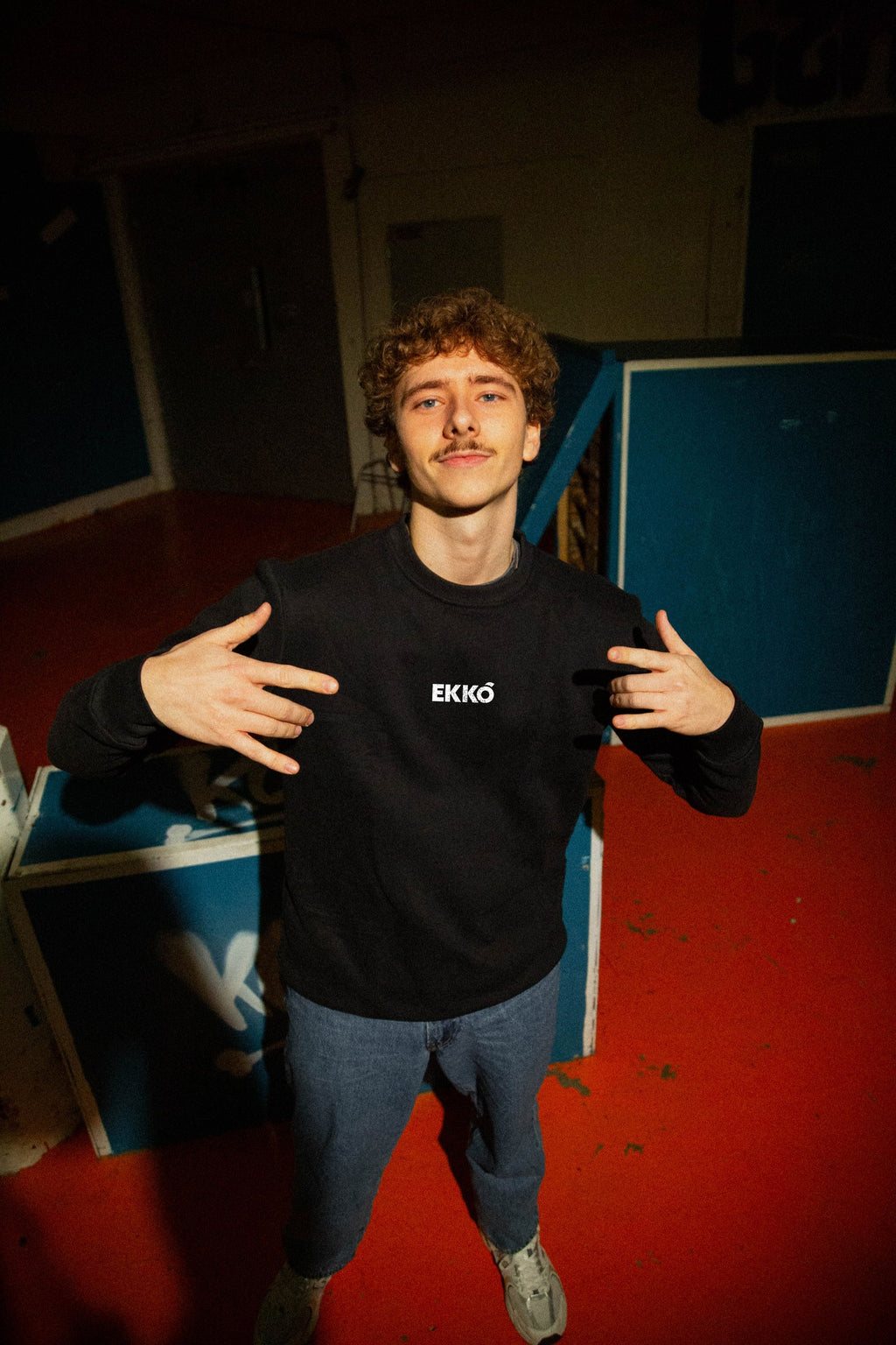 EKKÓ crewneck sweatshirt, svart — framman, armar út, prent "Ikki av tilvild"