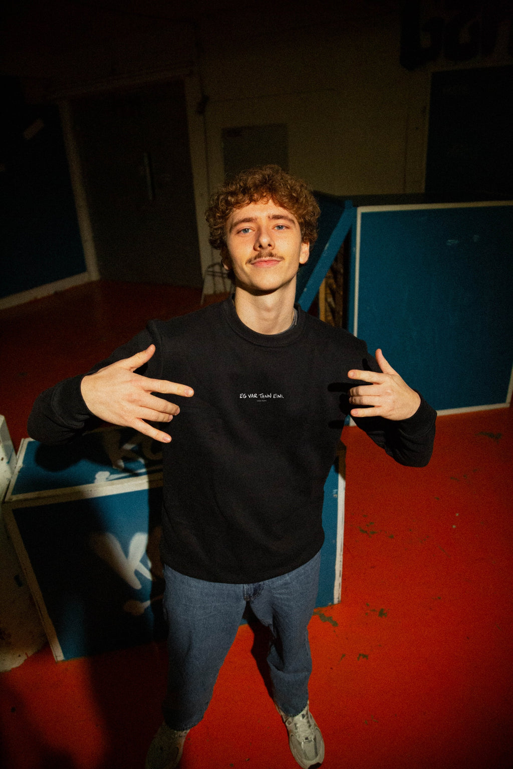 EKKÓ crewneck sweatshirt, svart — framman, prent "Eg var tann eini."