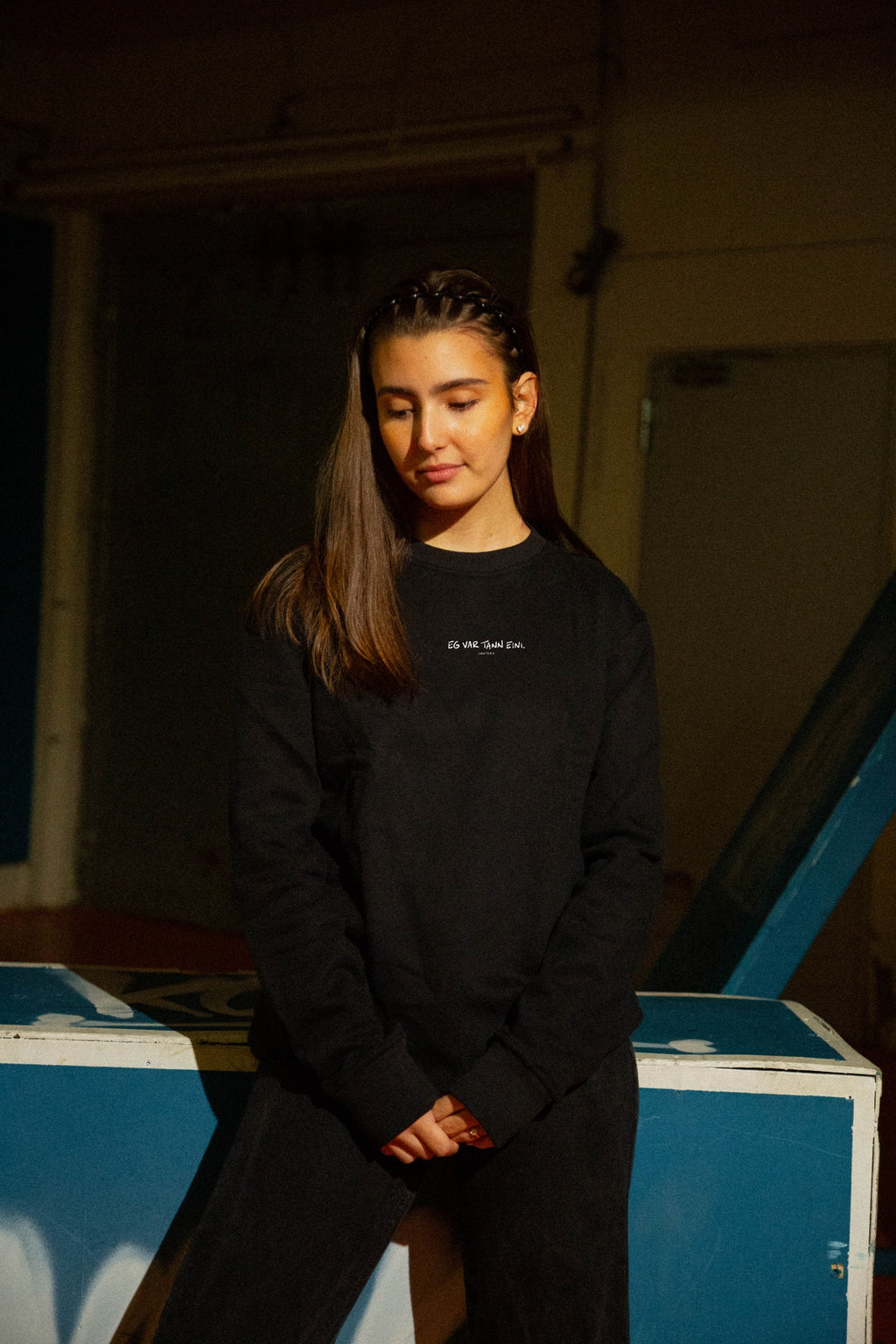 EKKÓ crewneck sweatshirt, svart — framman, stóandi, prent "Eg var tann eini."