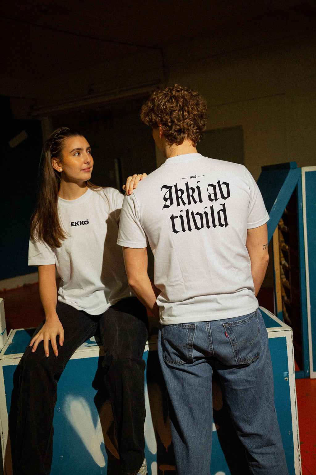 EKKÓ regular-fit t-shirt, hvítt — aftan, tvey saman, prent "Ikki av tilvild"