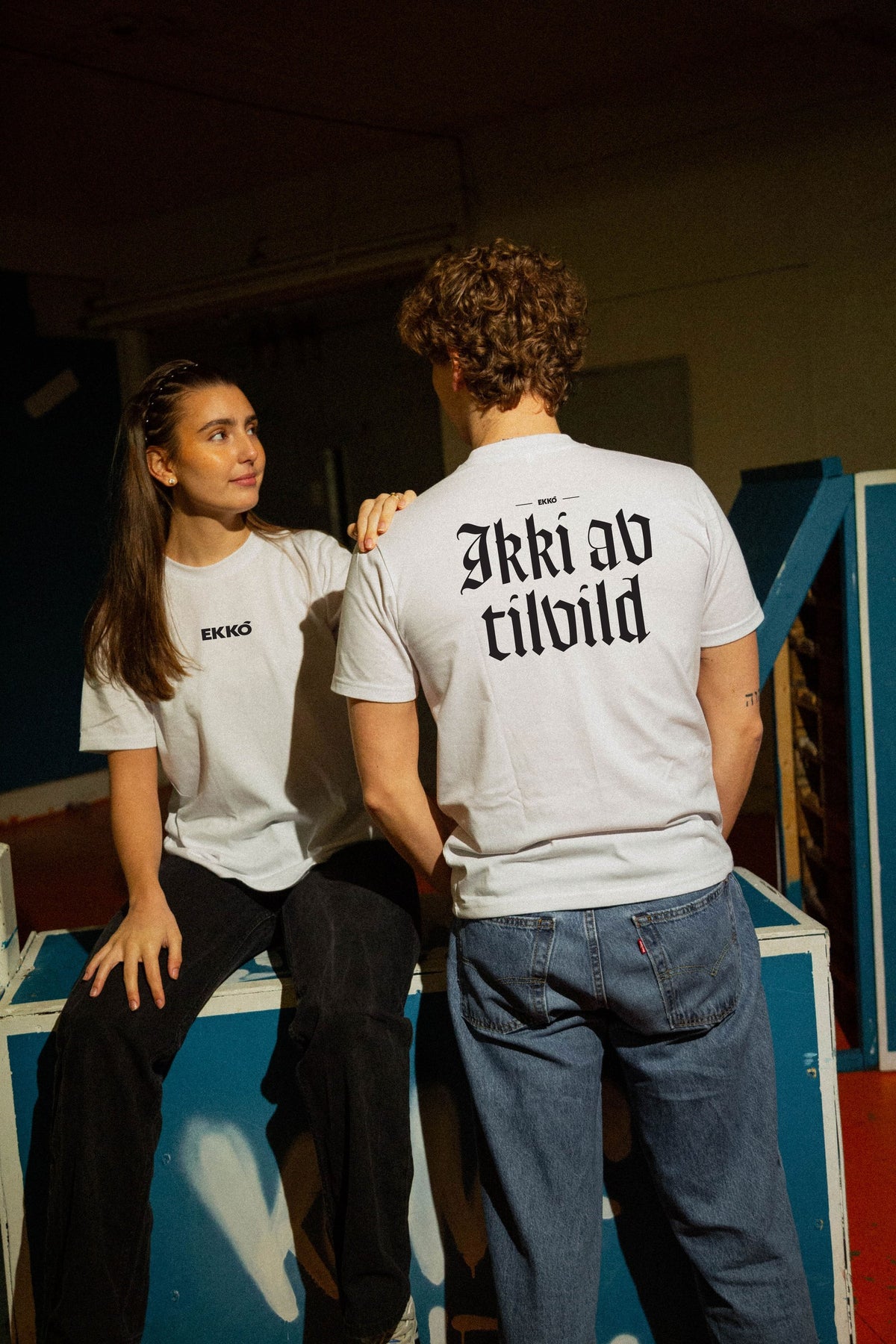 EKKÓ regular-fit t-shirt, hvítt — aftan, tvey saman, prent "Ikki av tilvild"