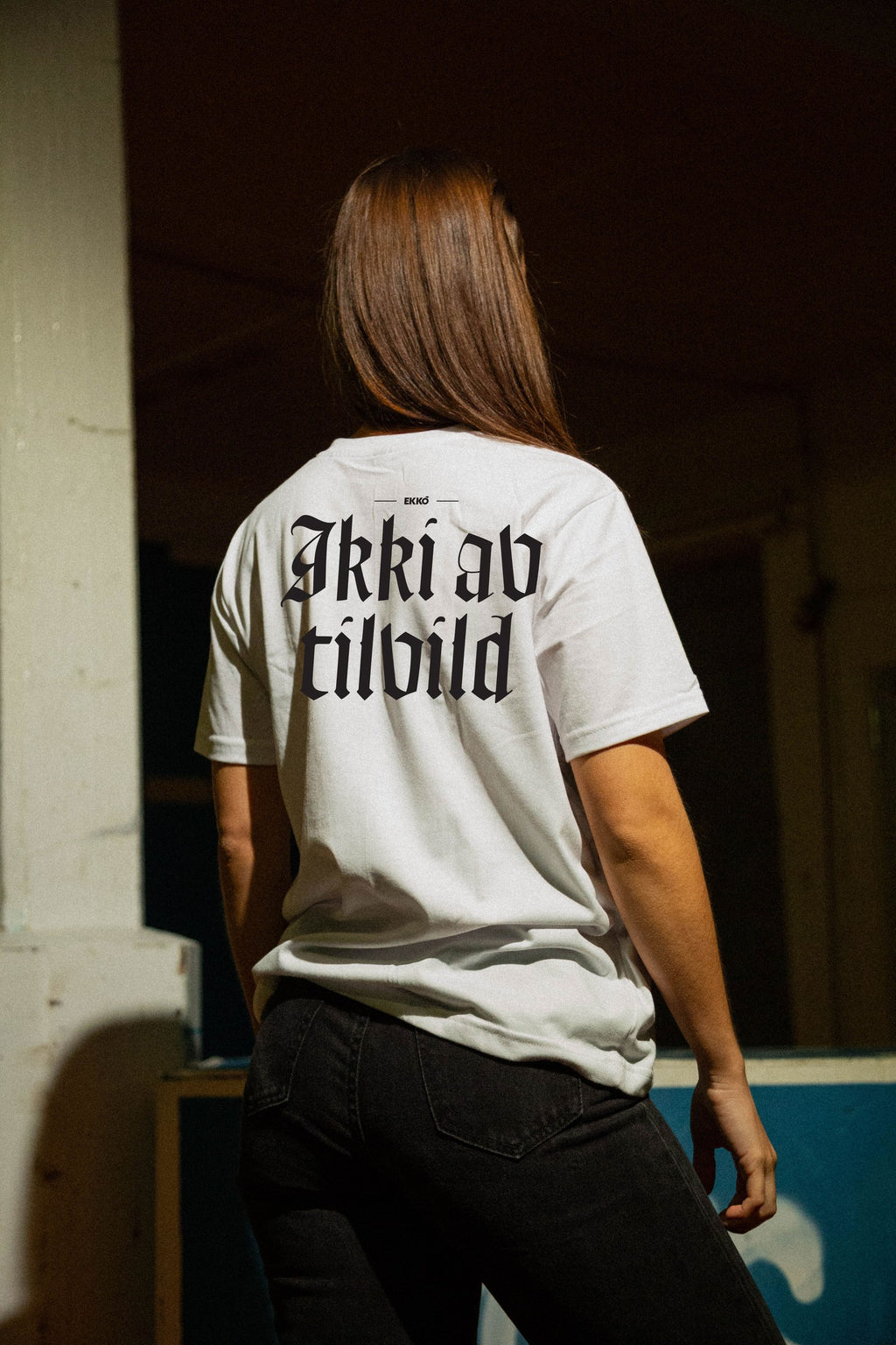 EKKÓ regular-fit t-shirt, hvítt — aftan, kvinna, prent "Ikki av tilvild"