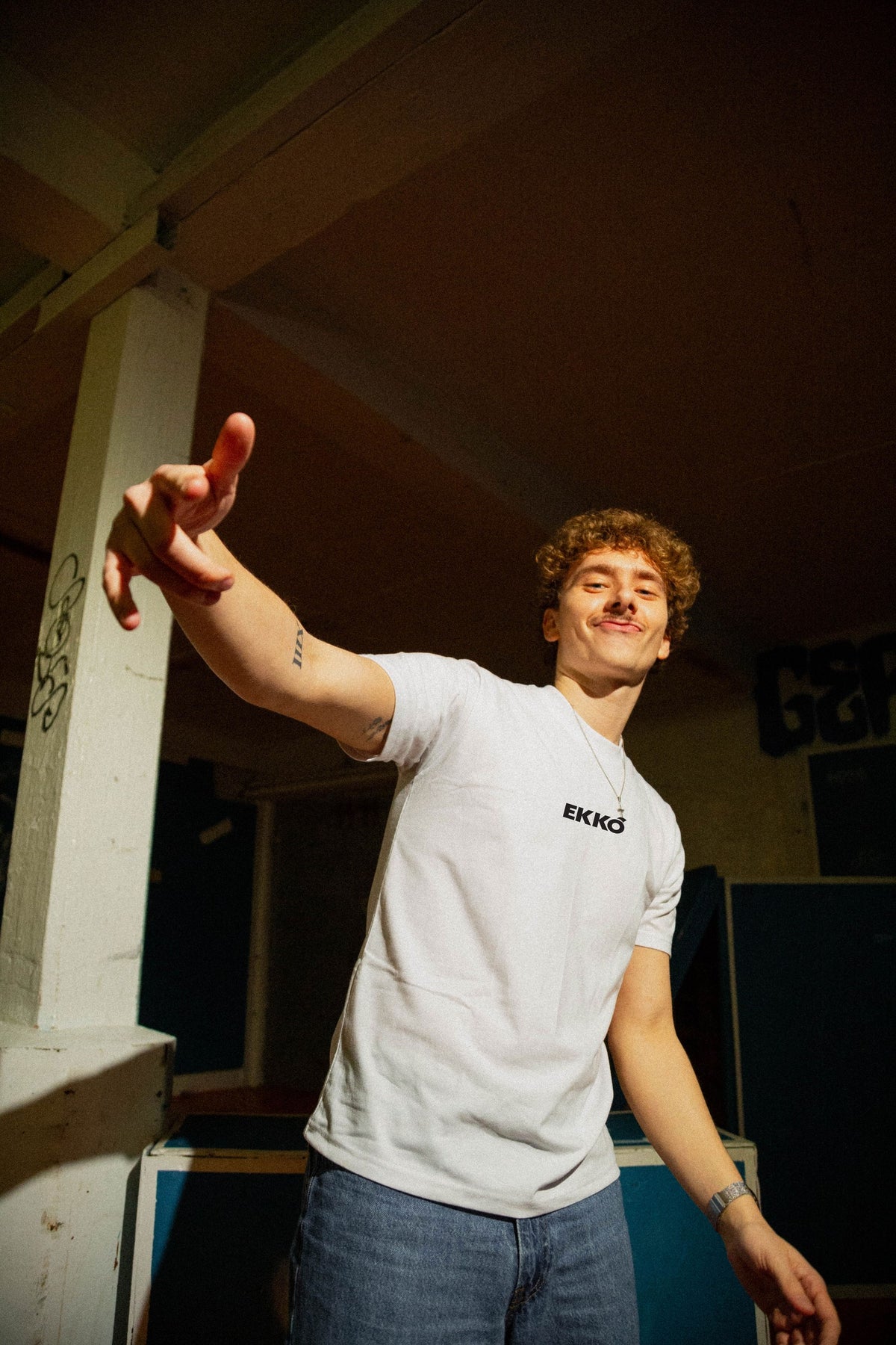 EKKÓ regular-fit t-shirt, hvítt — framman, maður, armur upp, prent "Ikki av tilvild"