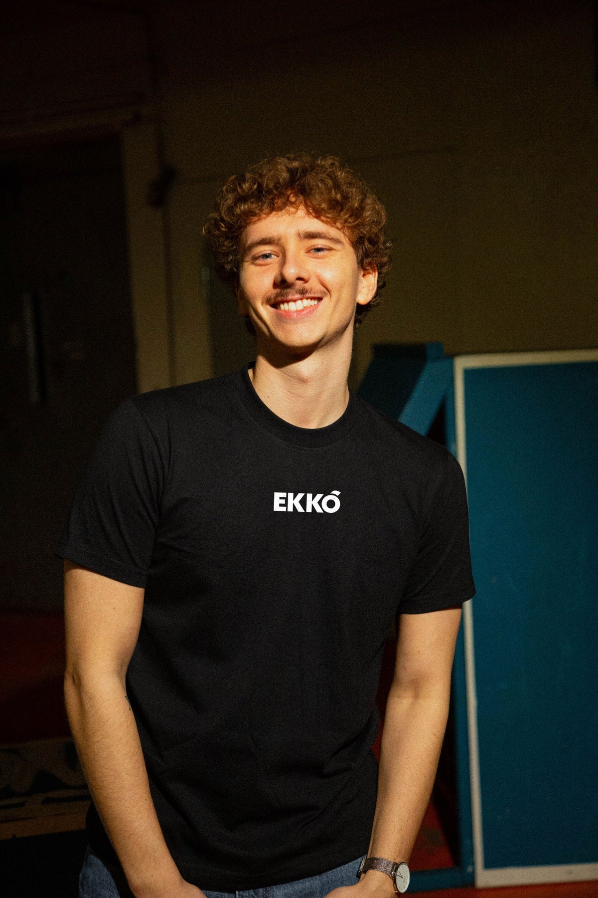 EKKÓ regular-fit t-shirt, svart — framman, nærmynd, prent "Ikki av tilvild"